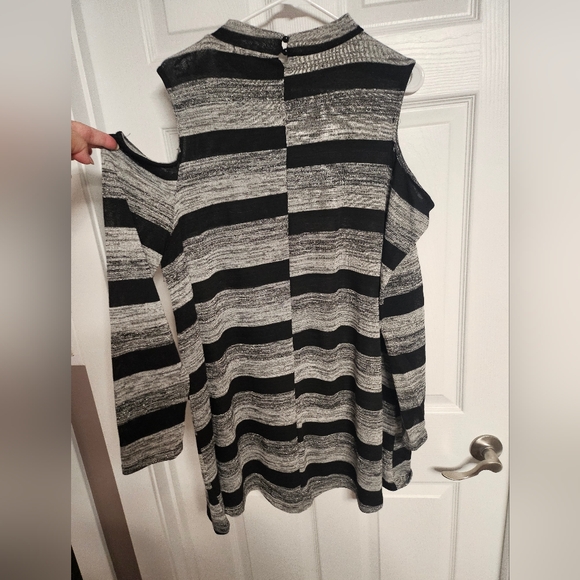 Chic Striped Cold Shoulder Top - Picture 2 of 2